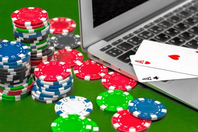 Blackjack online: zabawa w zaciszu własnego domu