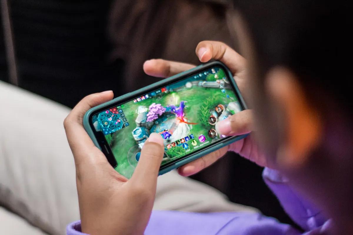 Jak zarabiać na grach mobilnych? 7 najlepszych modeli zarobku