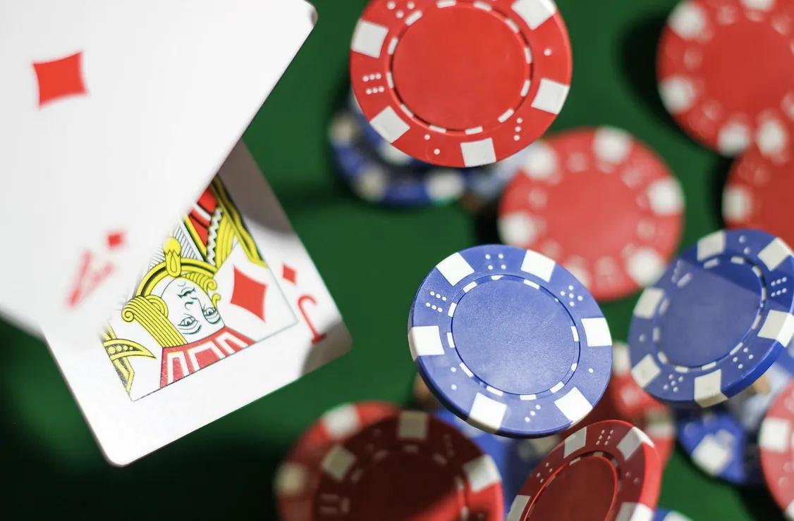 Dlaczego towarzyski blackjack działa inaczej