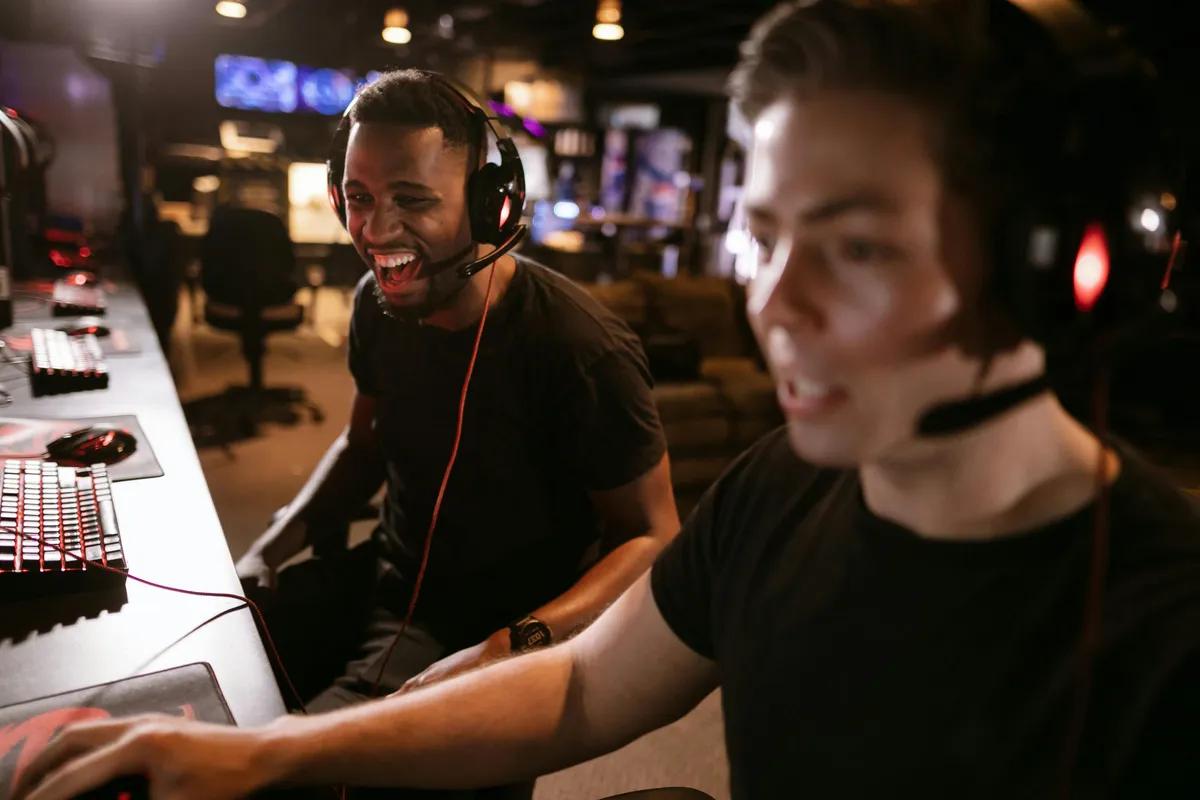 Automaty następnego poziomu: Jak e-sportowe trendy zmieniają gry na automatach