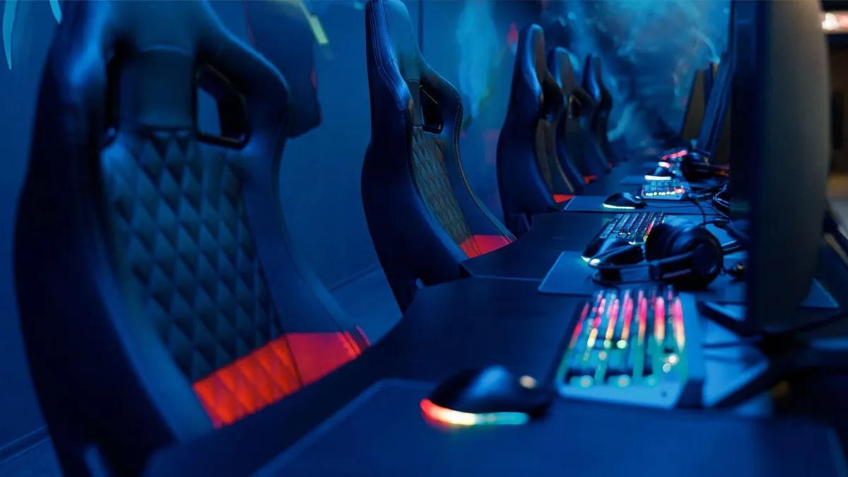 Platformy turniejowe łączące tradycyjne gry kasynowe z e-sportem