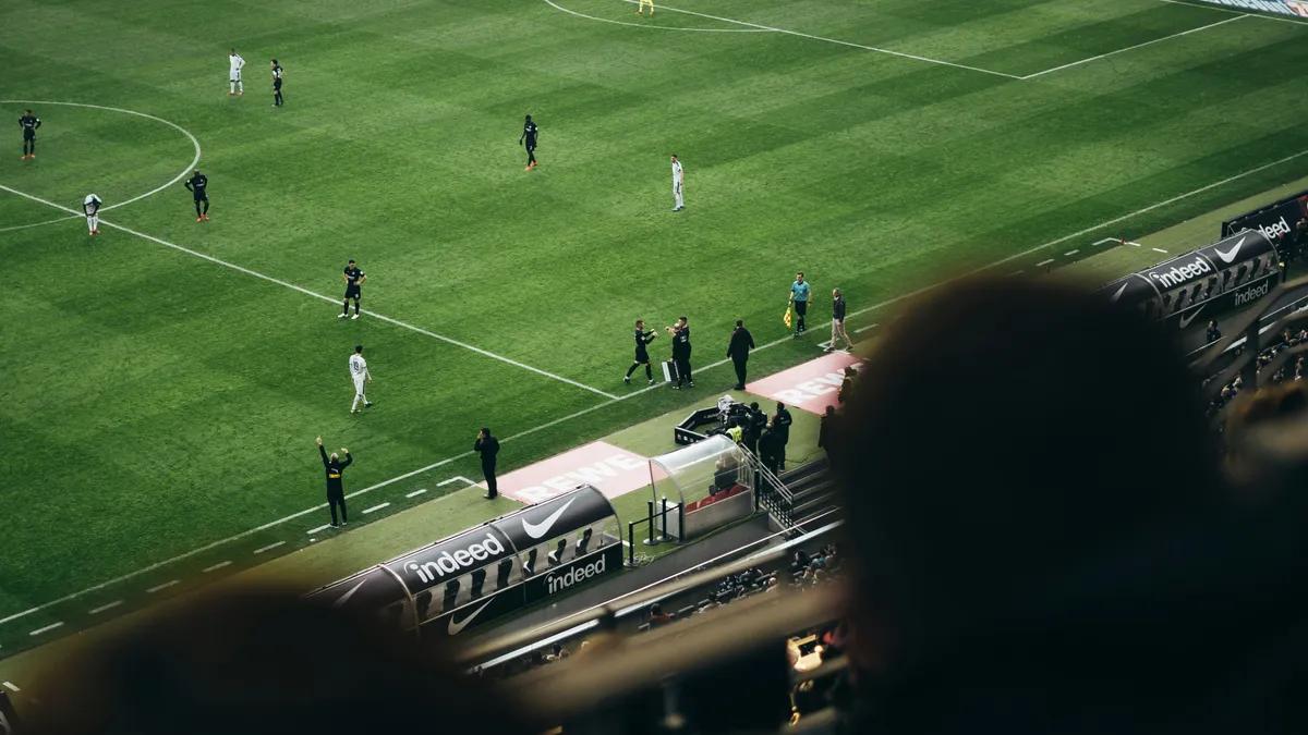 Obstawiaj piłkę nożną przez cały sezon w Rabona bet i na podobnych stronach: przewodnik miesiąc po miesiącu
