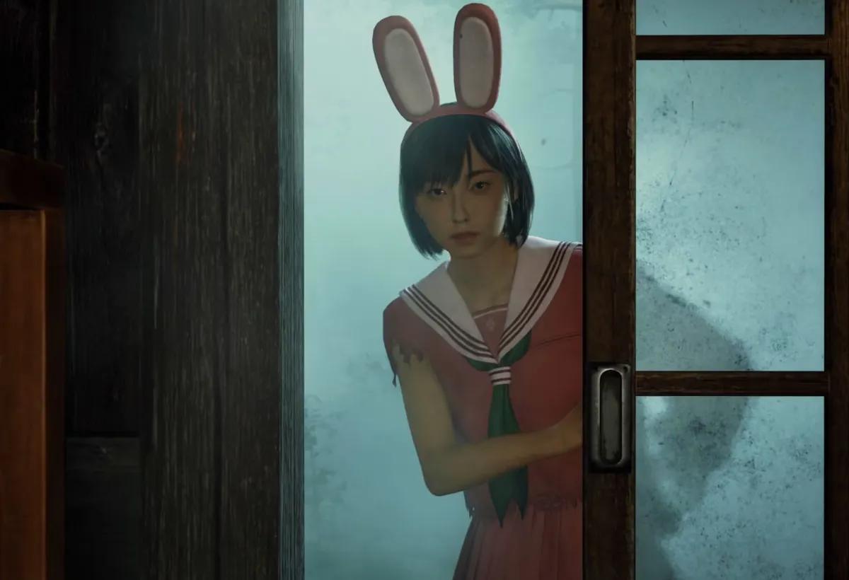 Kostium różowego królika Silent Hill f oferuje nostalgiczną ulgę pośród horroru