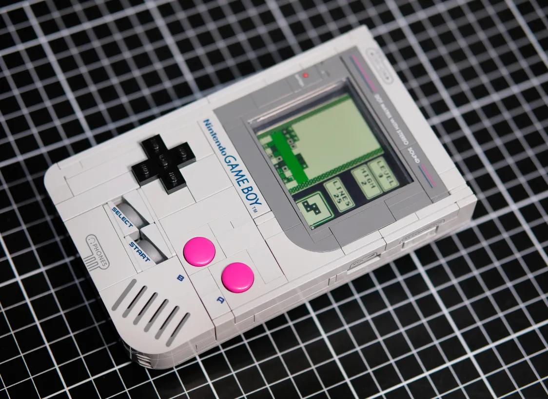 Replika Lego Game Boy zmodyfikowana w prawdziwą działającą konsolę