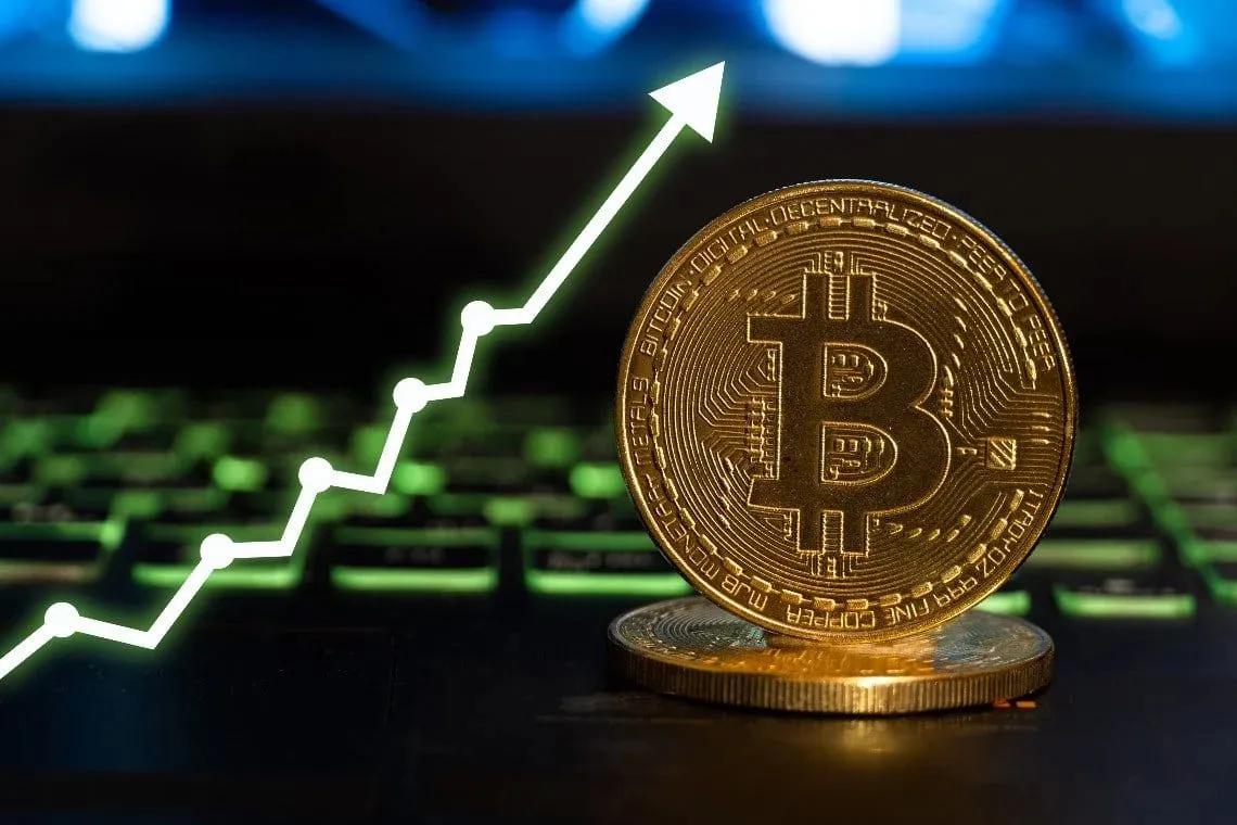 Bitcoin kontynuuje pewny wzrost: Cena osiąga 93 500 USD wśród krótkich likwidacji i czynników rynkowych