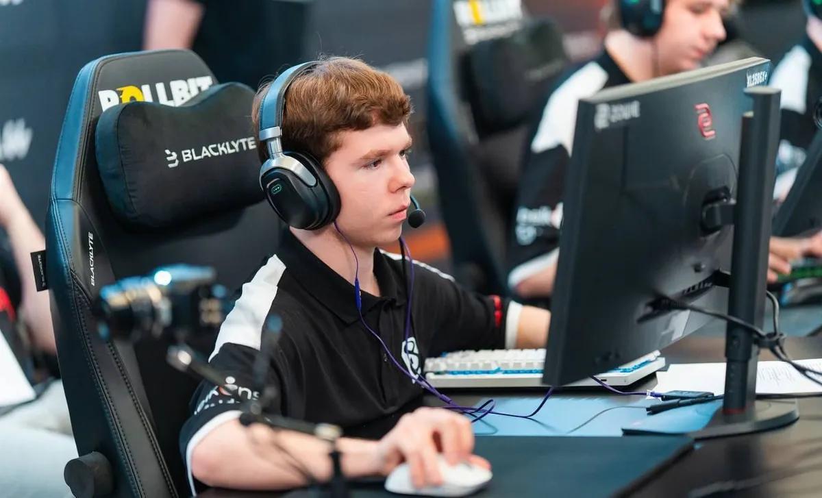 Danyyl "headtr1ck" Valitov opuszcza B8 - zawodnik wystawiony na listę transferową