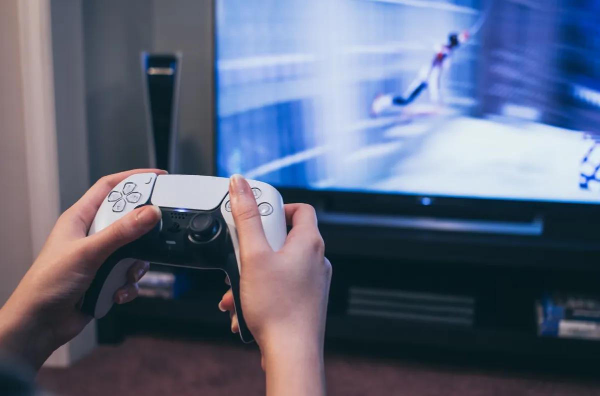 Gracze PlayStation 5 zdezorientowani po wprowadzeniu przez Sony cichych kontroli DRM