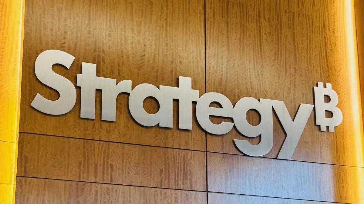 Strategia sygnalizuje potencjalną częściową sprzedaż BTC w celu sfinansowania dywidend po rekordowej stracie w wysokości 12,54 mld USD w pierwszym kwartale