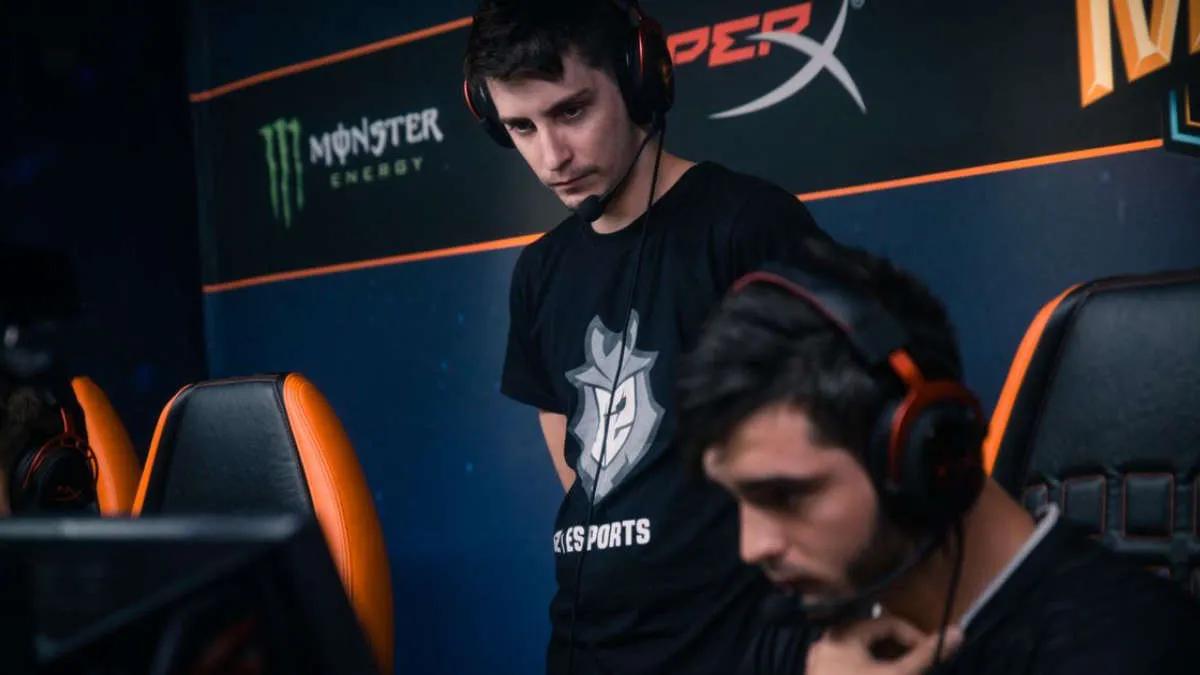 shox przedstawił swój zespół wraz z SmithZz