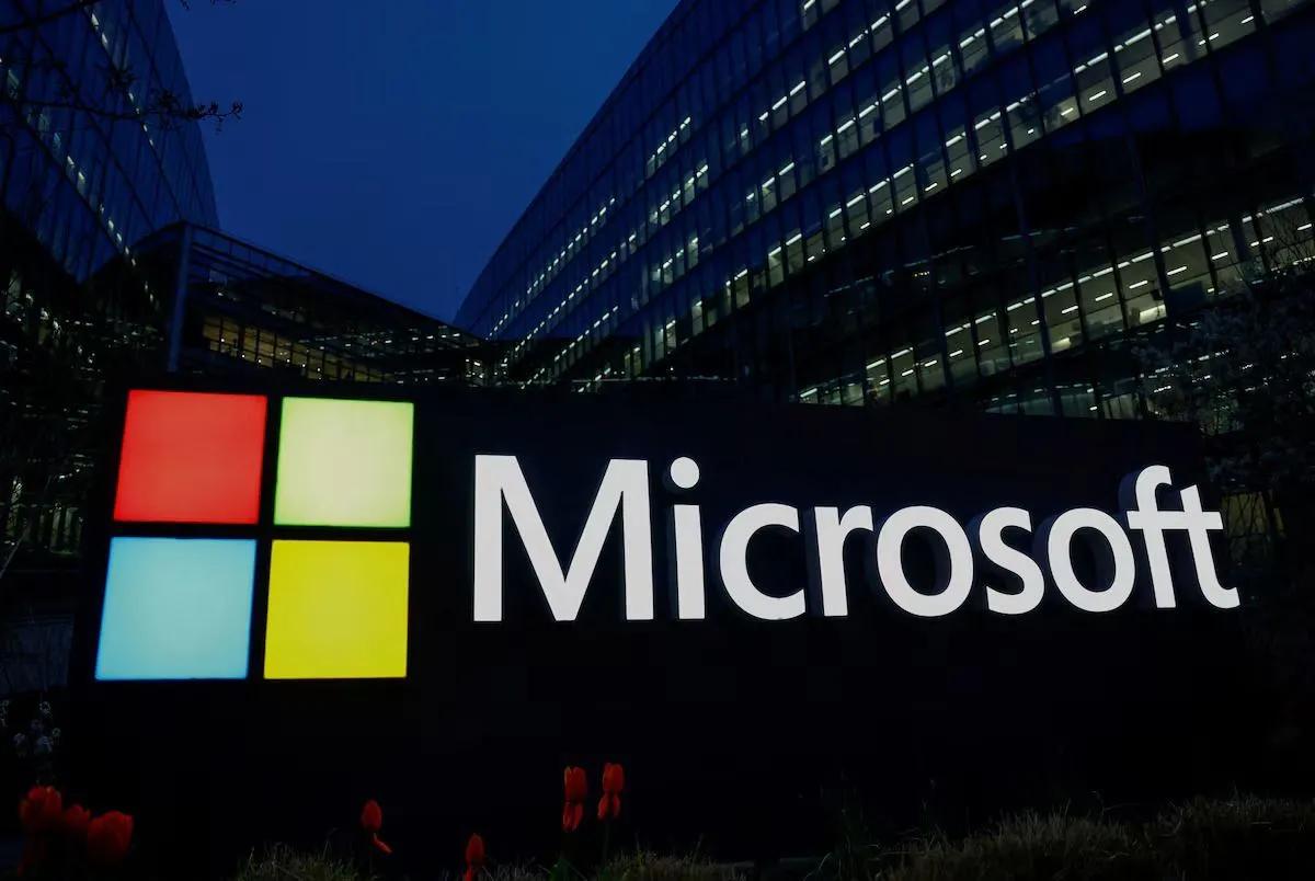 Microsoft przygotowuje się do masowych zwolnień pracowników i priorytetowo traktuje rozwój sztucznej inteligencji.