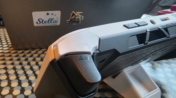 MSI Claw A8 BZ2EM ląduje między rywalami, nie zmieniając pola 1